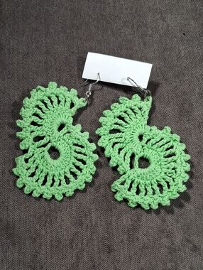 Hand Crafted Green Starched Crochet Dangle Geometric Earrings 54mm x 89mm NWOT